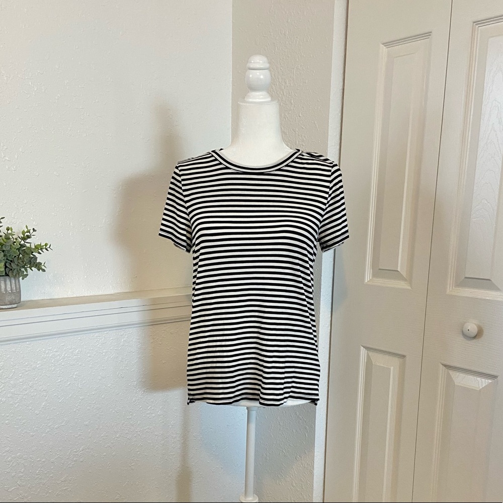 Vince Camuto black and white striped shirt sleeve tee size small